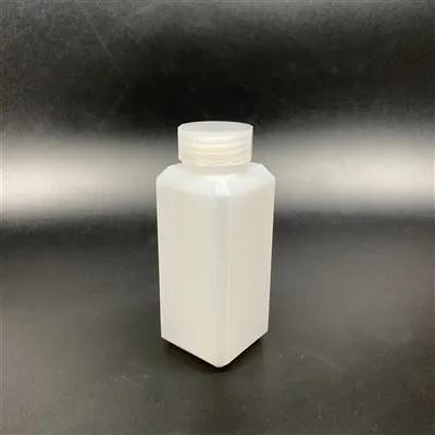 Klare quadratische Plastikflaschen